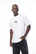 Camiseta oversize crema con diseño delantero y manga corta
