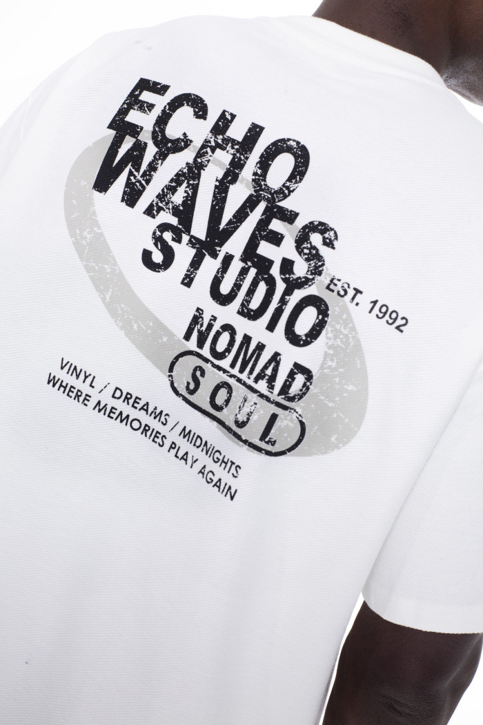 Camiseta oversize crema con diseño delantero y manga corta
