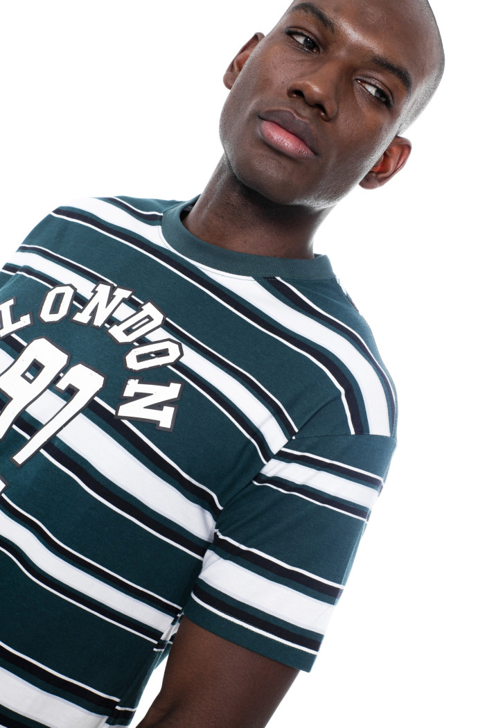 Camiseta cuello redondo crema con rayas y diseño college
