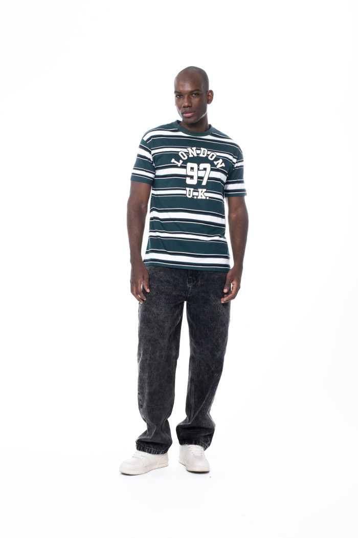 Camiseta cuello redondo crema con rayas y diseño college
