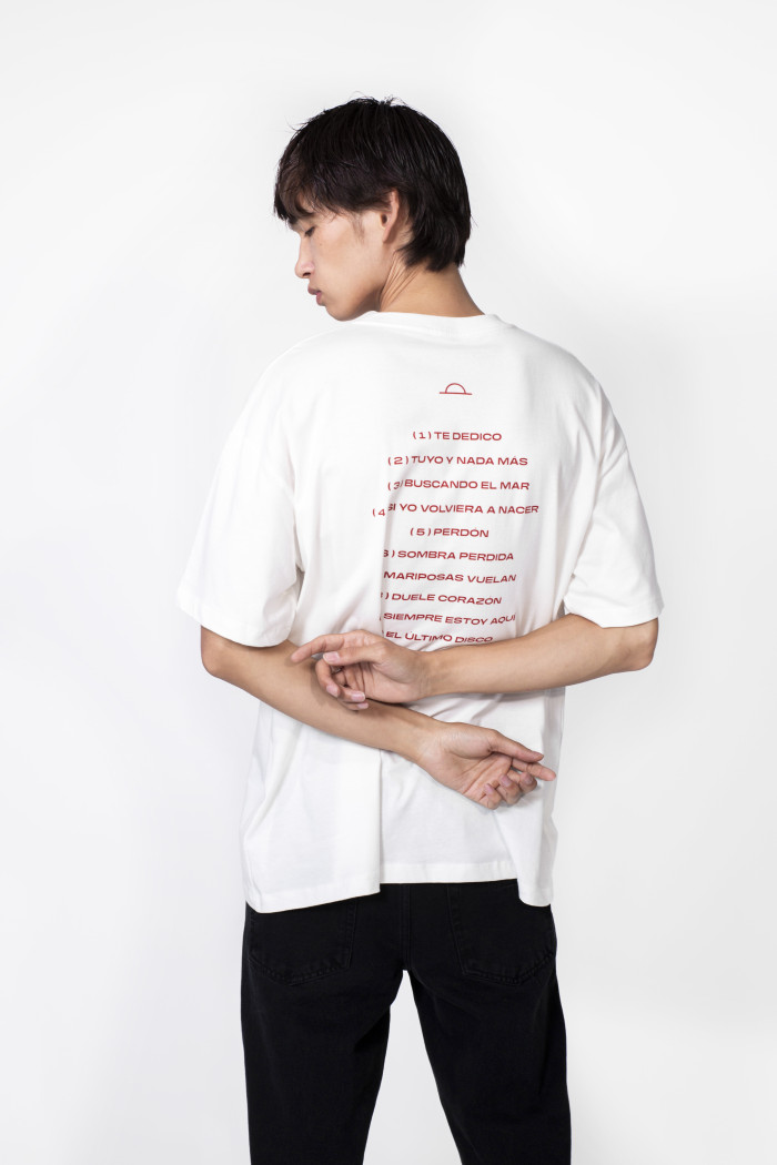 Camiseta oversize crema manga corta con arte de Carlos Vives
