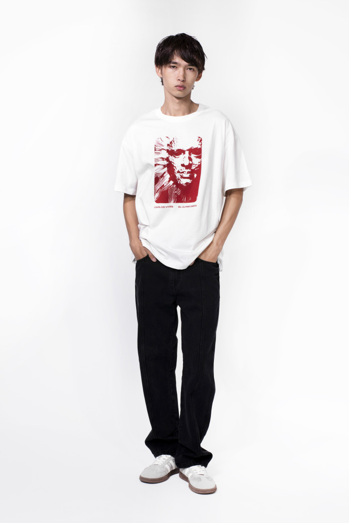 Camiseta oversize crema manga corta con arte de Carlos Vives
