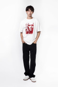 Camiseta oversize crema manga corta con arte de Carlos Vives
