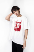 Camiseta oversize crema manga corta con arte de Carlos Vives
