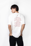 Camiseta oversize crema manga corta con arte de Carlos Vives
