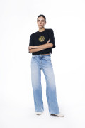 Camiseta negra crop top oversize de Carlos Vives
