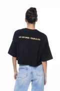 Camiseta negra crop top oversize de Carlos Vives

