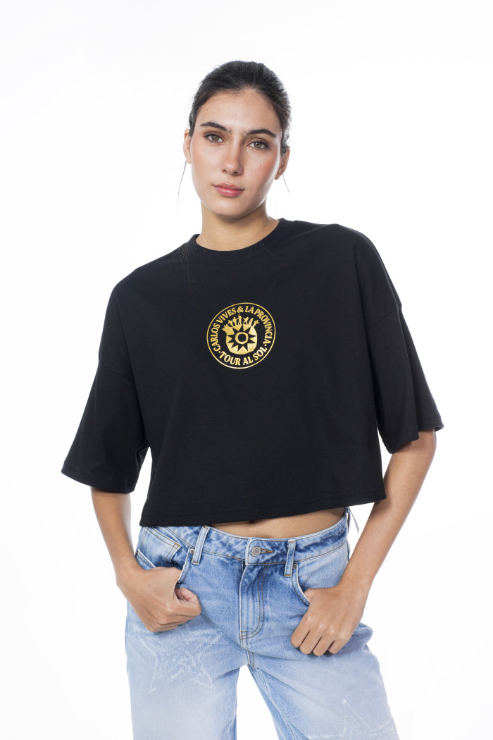 Camiseta negra crop top oversize de Carlos Vives
