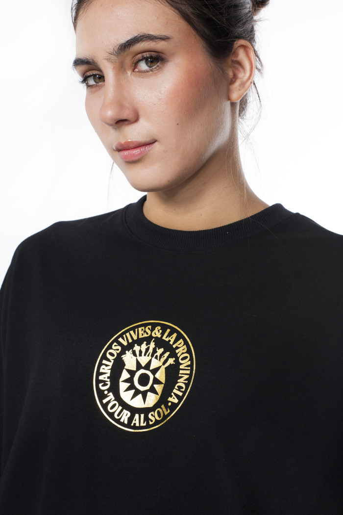 Camiseta negra crop top oversize de Carlos Vives
