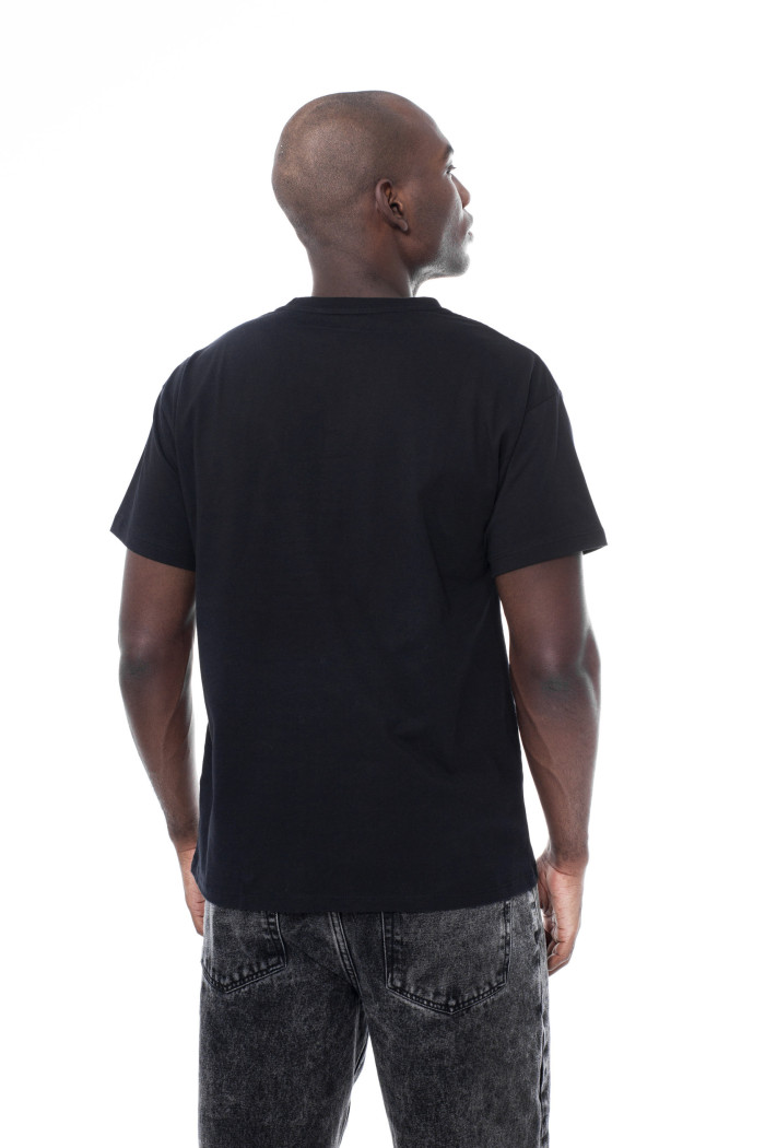 Camiseta negra cuello redondo con estampado de Gorillaz
