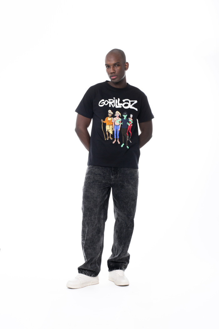 Camiseta negra cuello redondo con estampado de Gorillaz
