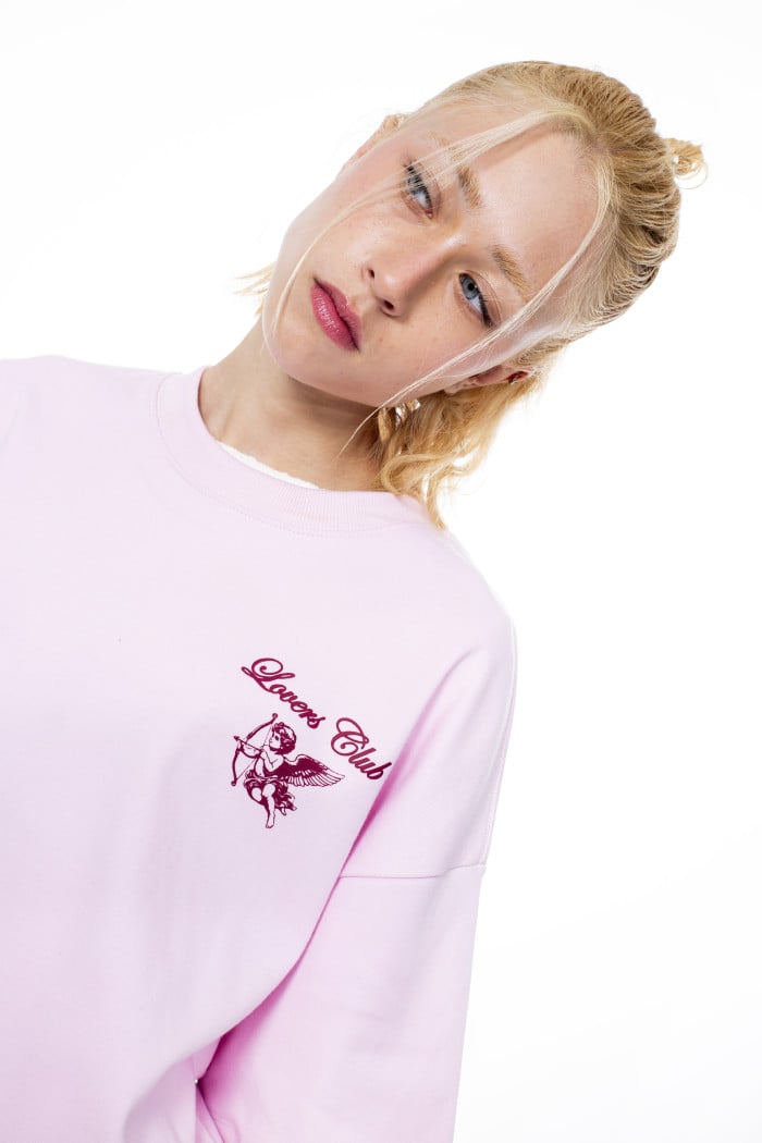 Camiseta crop top rosada clara oversize con estampado
