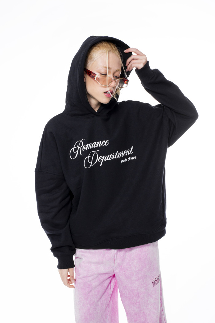 Buzo negro con capota oversize y diseños de textos