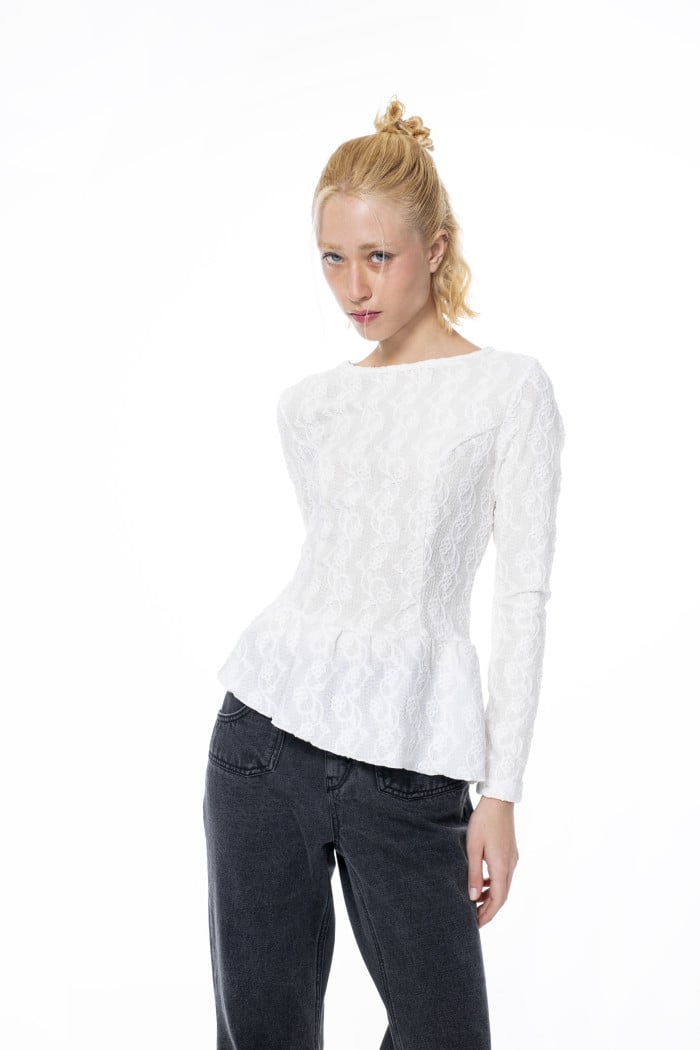 Blusa manga larga crema con encaje y borde asimétrico