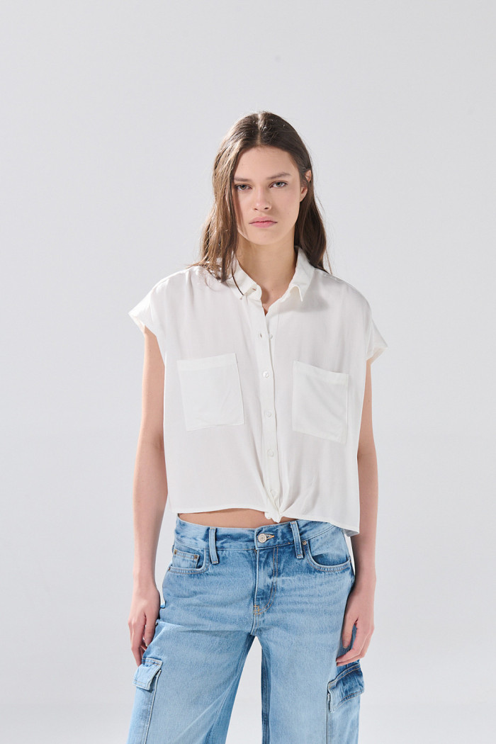 Blusa unicolor con nudo, manga corta y estampados