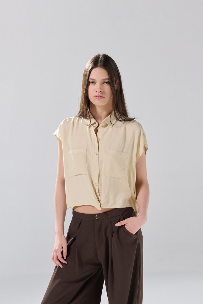 Blusa unicolor con nudo, manga corta y estampados