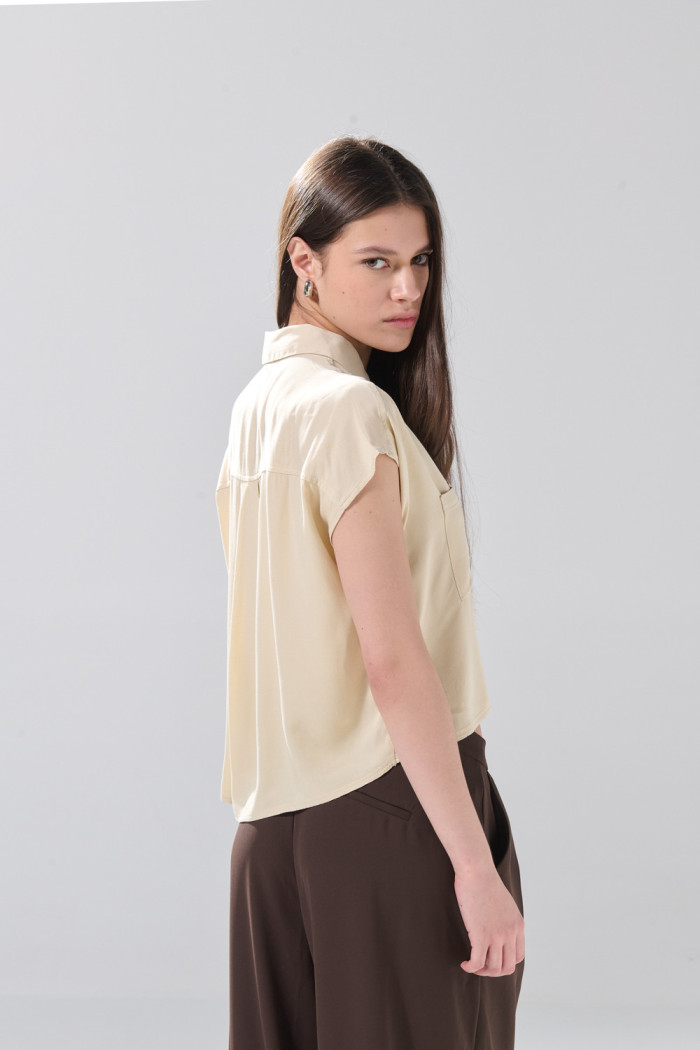Blusa unicolor con nudo, manga corta y estampados