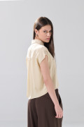 Blusa unicolor con nudo, manga corta y estampados