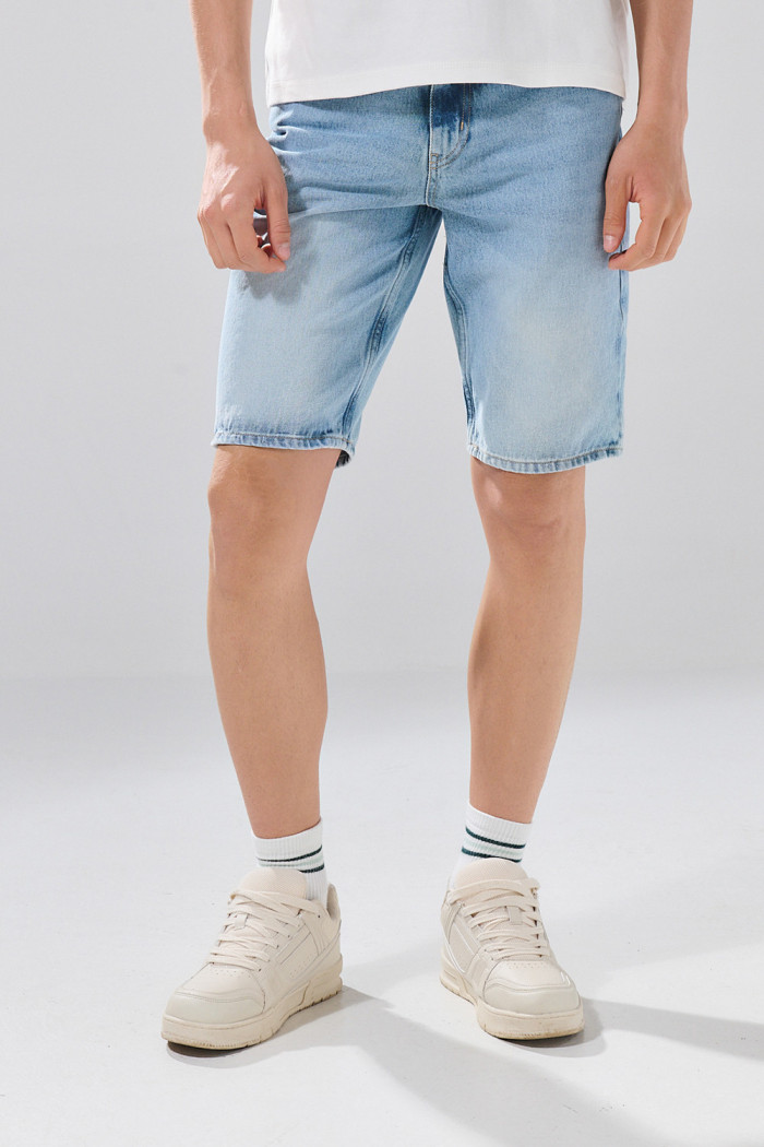 Bermuda de jean infaltables slim azul clara con tiro bajo
