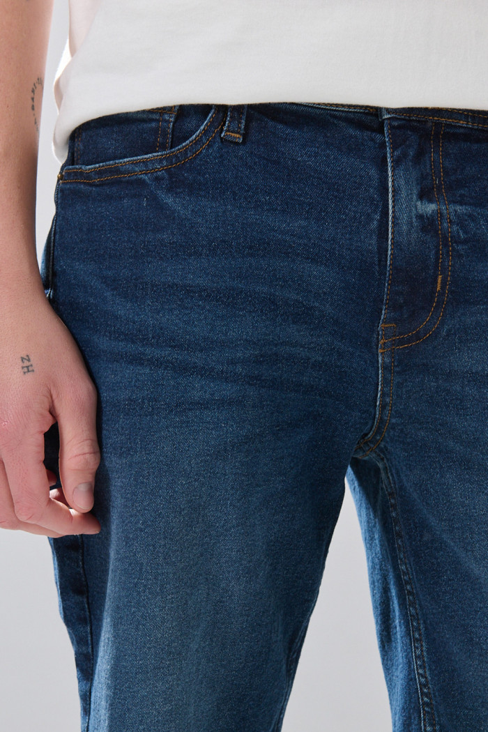 Bermuda de jean infaltables slim azul oscura con 5 bolsillos
