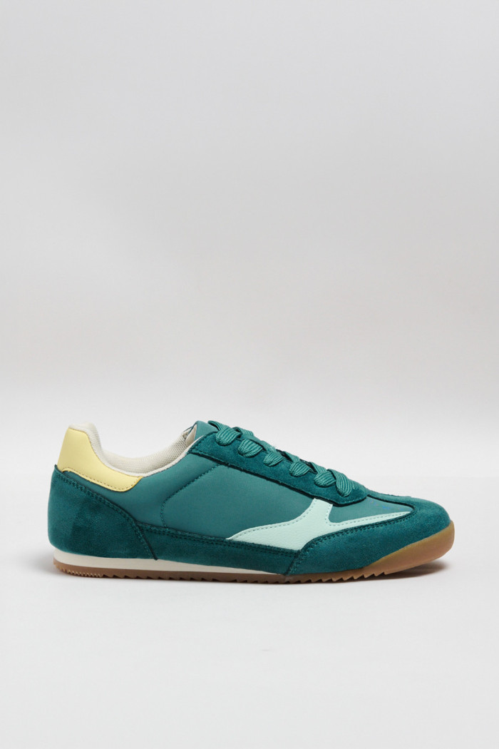 Zapatillas de estilo clásico, suela de caucho natural de perfil bajo.