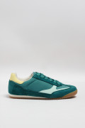 Zapatillas de estilo clásico, suela de caucho natural de perfil bajo.
