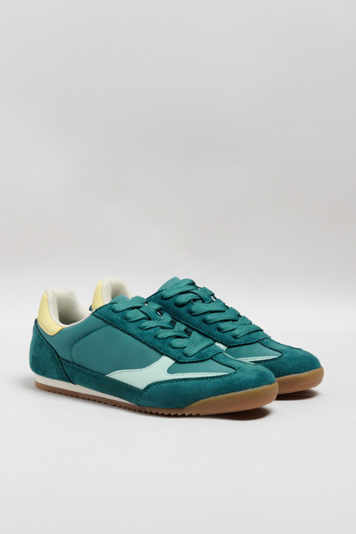 Zapatillas de estilo clásico, suela de caucho natural de perfil bajo.