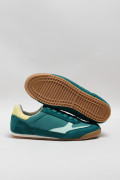 Zapatillas de estilo clásico, suela de caucho natural de perfil bajo.