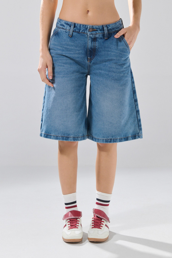 Bermuda de jean jort azul tiro medio con desgastes
