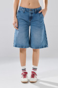 Bermuda de jean jort azul tiro medio con desgastes
