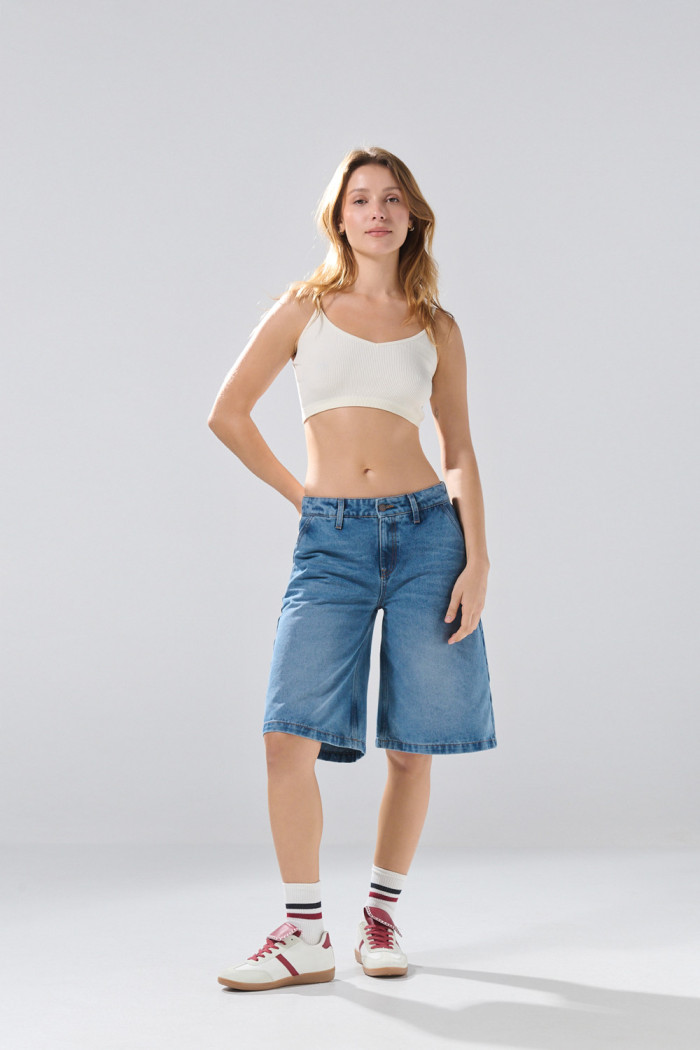 Bermuda de jean jort azul tiro medio con desgastes
