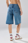 Bermuda de jean jort azul tiro medio con desgastes
