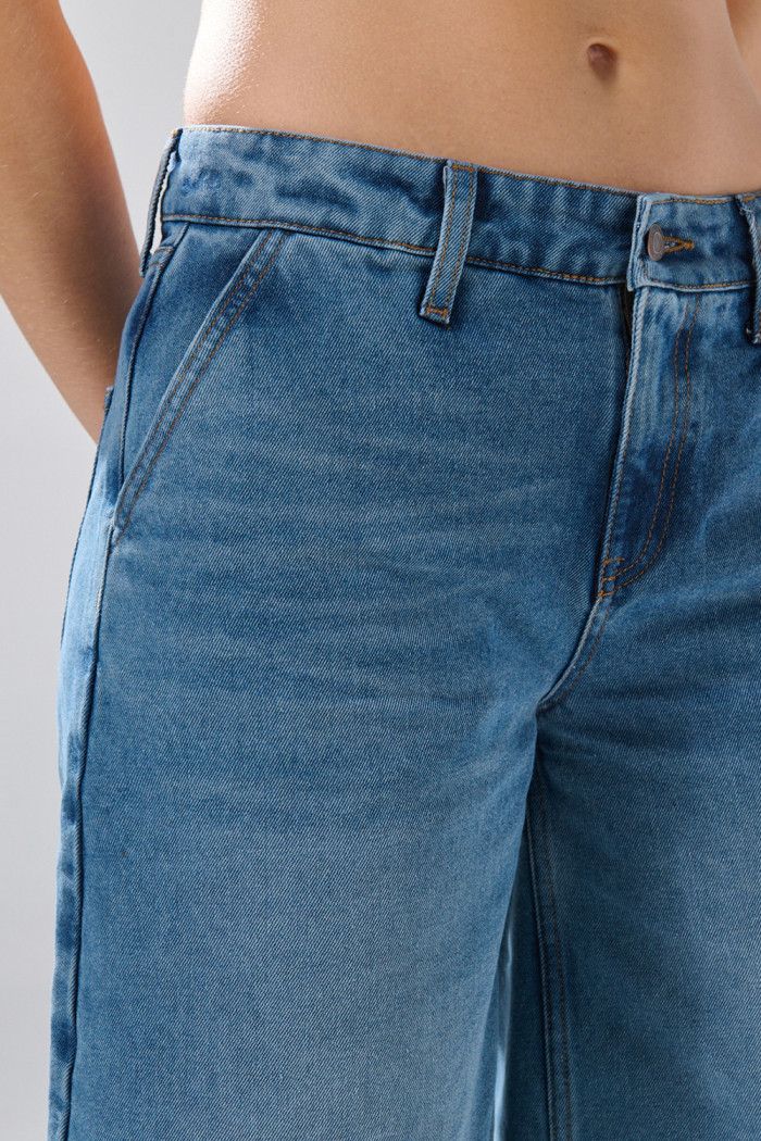 Bermuda de jean jort azul tiro medio con desgastes

