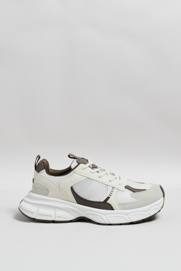Zapatillas suela gruesa, tipo chunky.