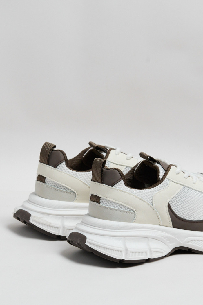 Zapatillas suela gruesa, tipo chunky.