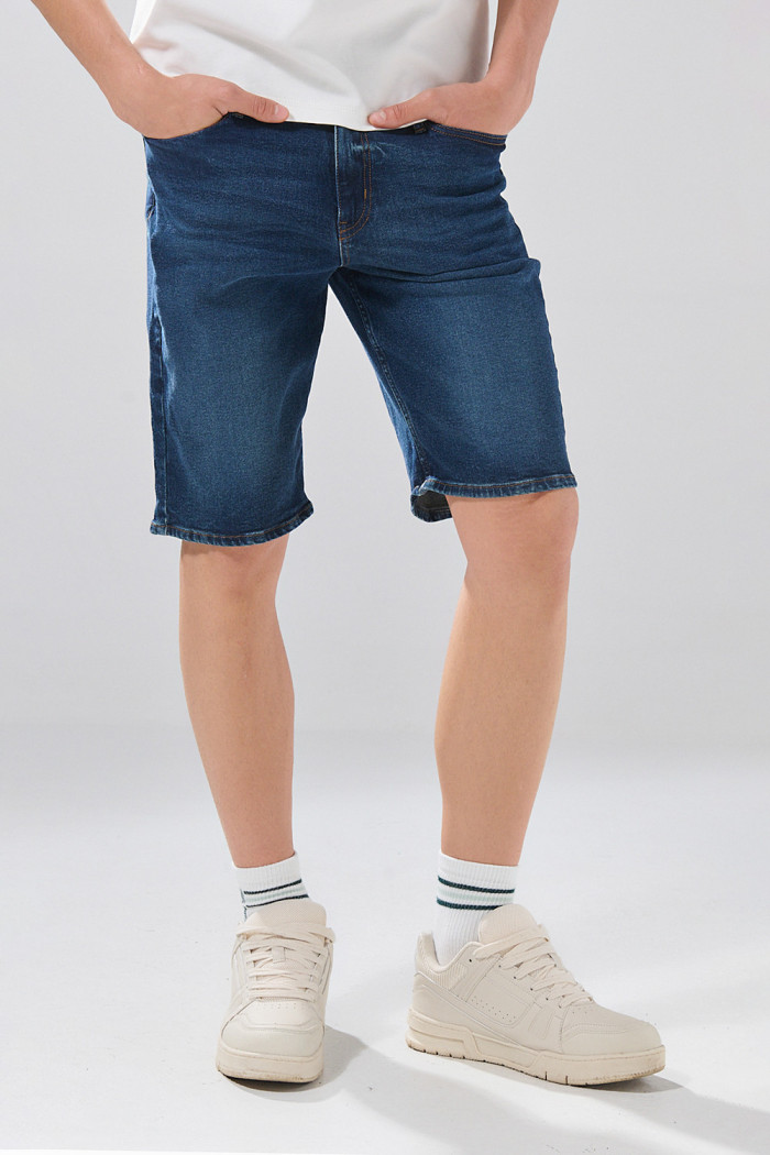 Bermuda de jean azul oscura infaltables slim con bolsillos
