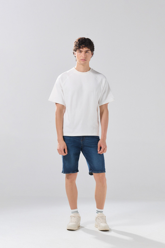 Bermuda de jean azul oscura infaltables slim con bolsillos
