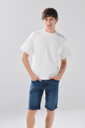 Bermuda de jean azul oscura infaltables slim con bolsillos
