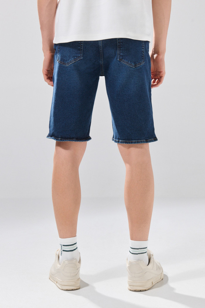 Bermuda de jean azul oscura infaltables slim con bolsillos
