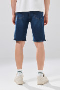 Bermuda de jean azul oscura infaltables slim con bolsillos
