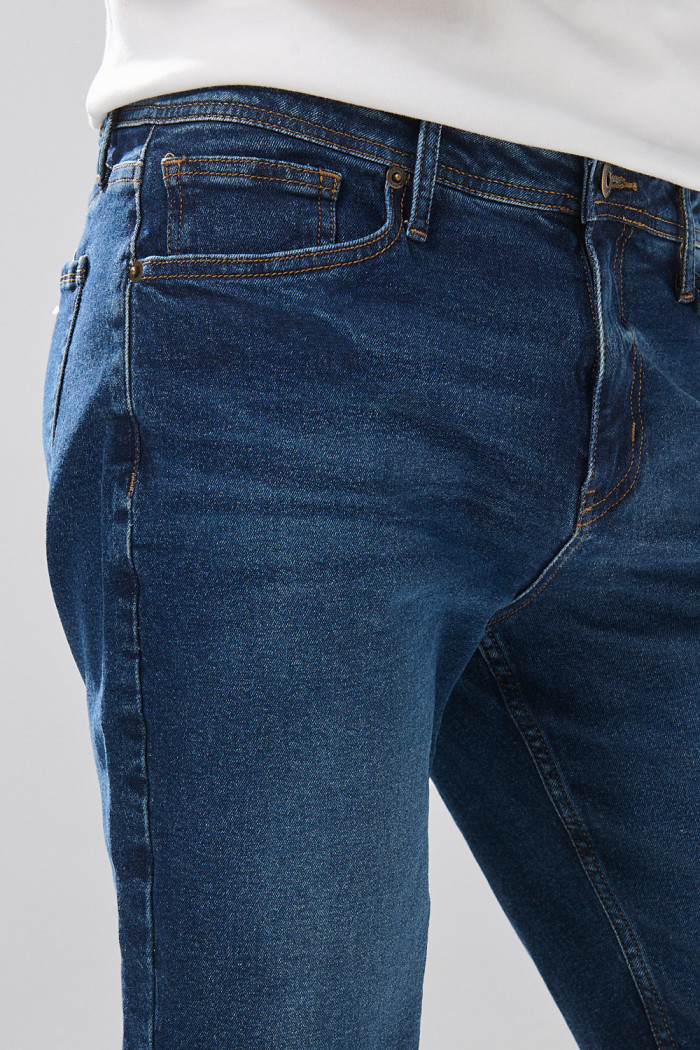 Bermuda de jean azul oscura infaltables slim con bolsillos
