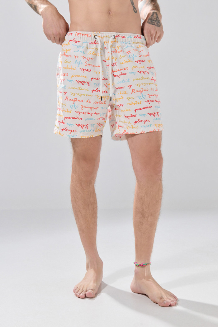 Bermuda playera kaki clara con diseños de palmeras
