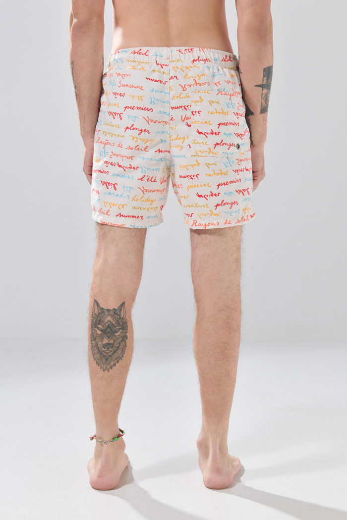 Bermuda playera kaki clara con diseños de palmeras
