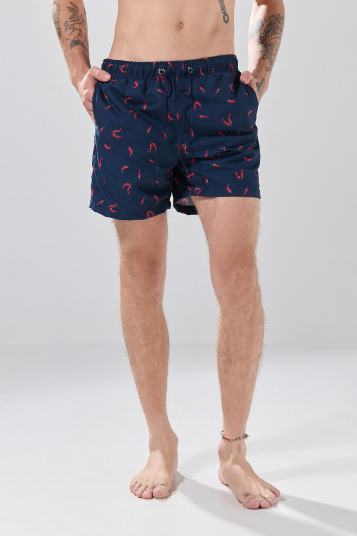 Bermuda azul intensa playera con diseños de chiles
