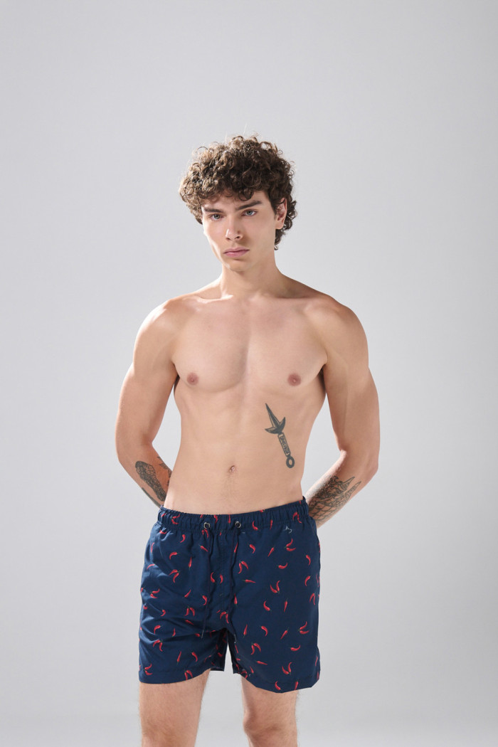 Bermuda azul intensa playera con diseños de chiles

