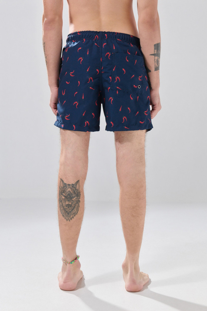 Bermuda azul intensa playera con diseños de chiles
