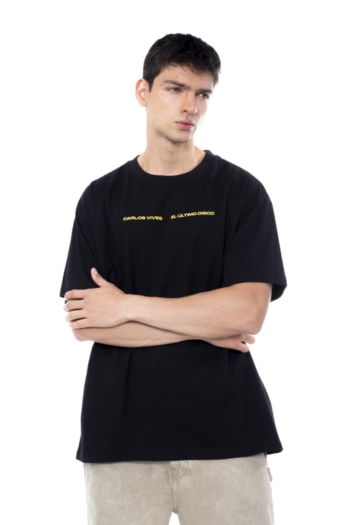 Camiseta oversize cuello redondo negra de Carlos Vives
