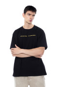 Camiseta oversize cuello redondo negra de Carlos Vives
