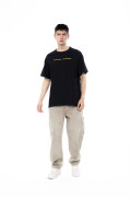 Camiseta oversize cuello redondo negra de Carlos Vives
