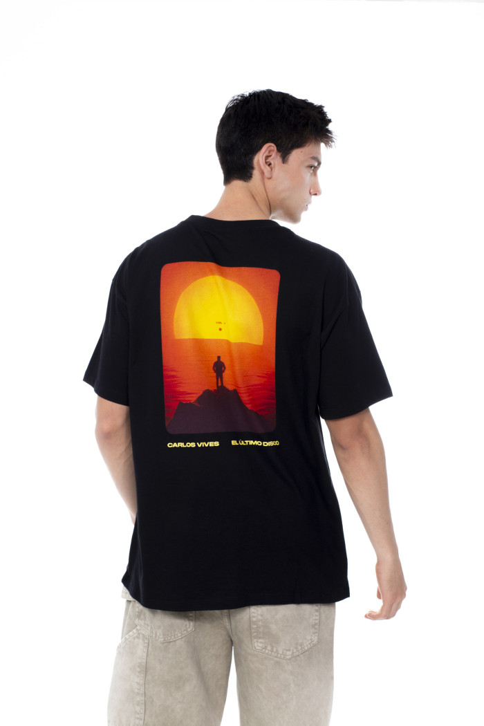 Camiseta oversize cuello redondo negra de Carlos Vives
